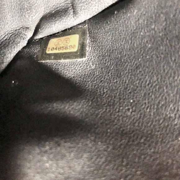 CHANEL navy patent leather shoulder flap bag - Picture 10 of 16